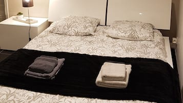 1 slaapkamer, een strijkplank/strijkijzer, gratis wifi, beddengoed