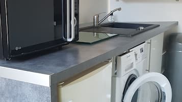 Een koelkast, een microgolfoven, een kookplaat