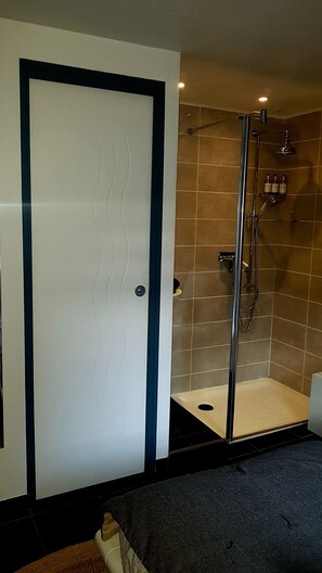 Dusche, Haartrockner, Handtücher, Seife