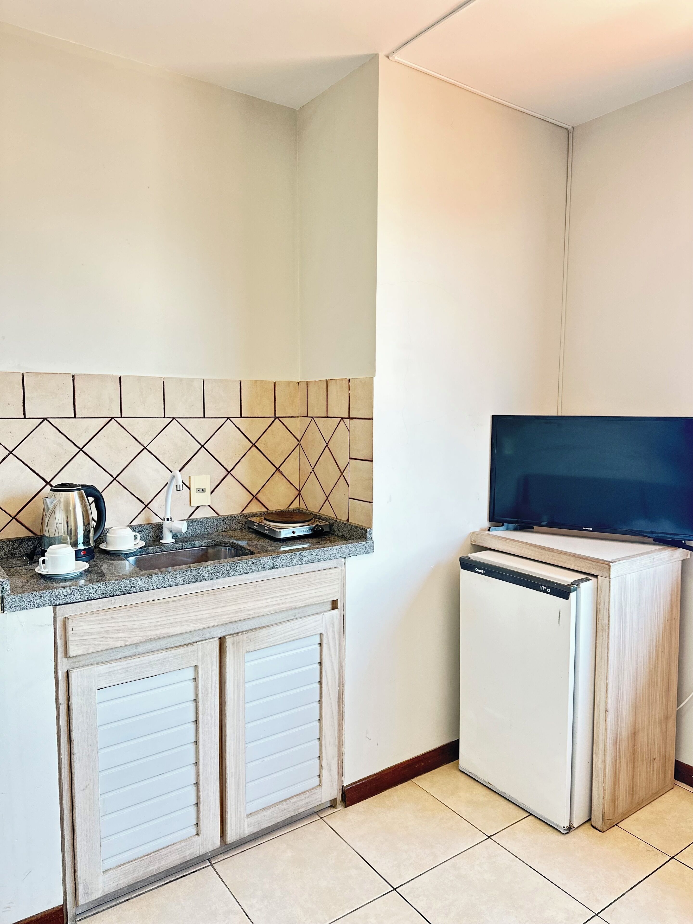 Family Suite | Private kitchen | Electric kettle
