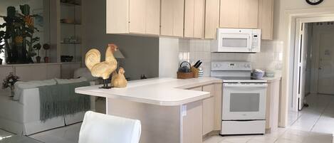 冷蔵庫、電子レンジ、オーブン、コンロ