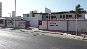 A hotel named "Manhattan" with a white exterior and red accents. - Hotel Manhattan Salinas Ecuador (Salinas)