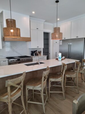 Fridge, microwave, oven, stovetop - 5 Shore Crest Lane, New in 2023, Close to Beach, Private Pool, Free Golf (Hilton Head Island)