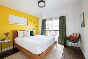 4 habitaciones, escritorio y tabla de planchar con plancha