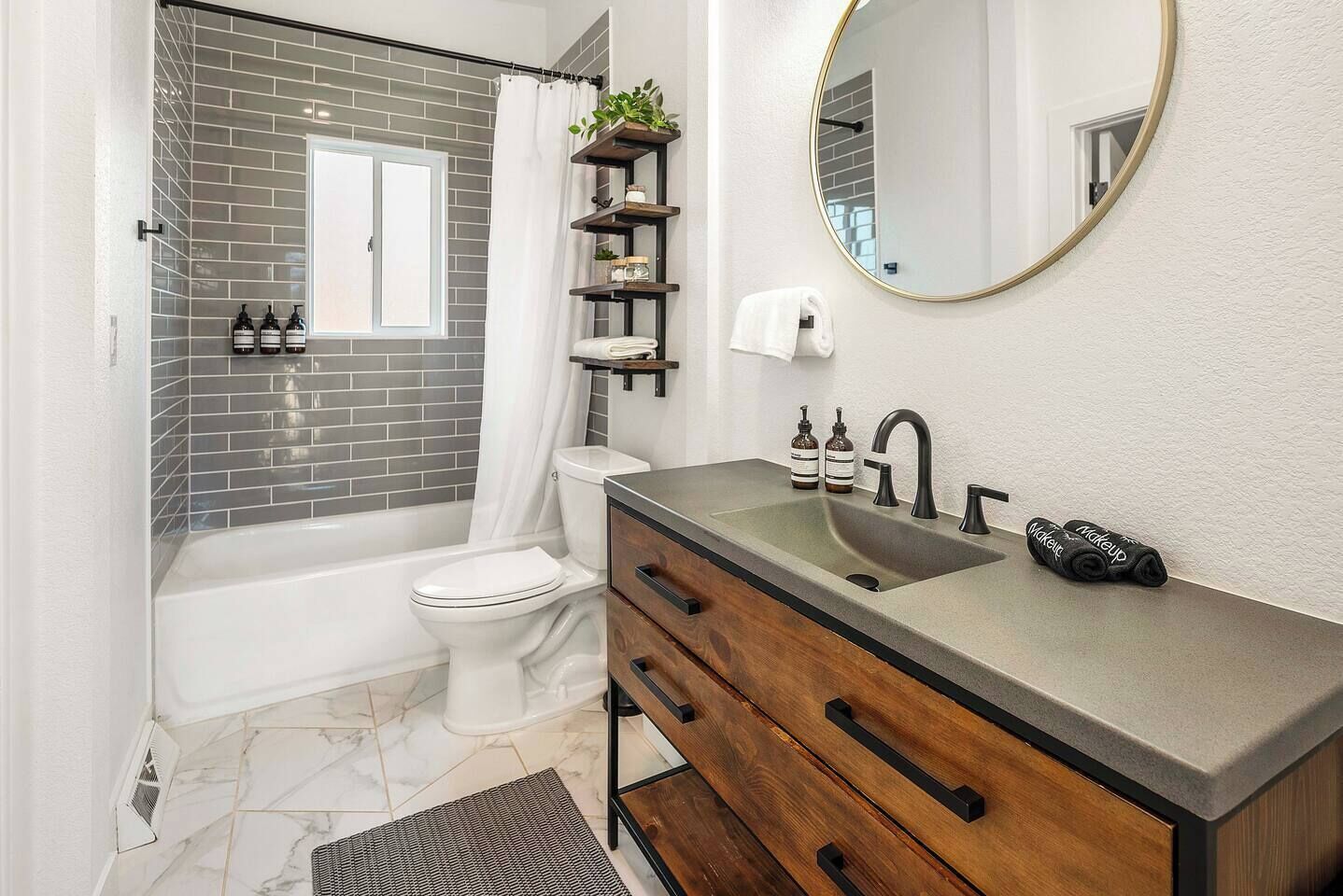 Ensemble douche/baignoire, sèche-cheveux, bidet, serviettes fournies