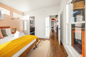 4 soverom, skrivebord, strykejern/-brett og reiseseng for barn