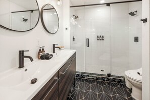 Combined shower/tub, hair dryer, bidet, towels - Hot Tub, Games, Fire Pit, Grill, Easy Access to Denver, Olde Town and Red Rocks (Arvada)