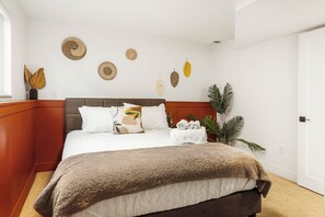 4 bedrooms, desk, iron/ironing board, travel crib