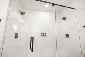 Ensemble baignoire-douche, séchoir à cheveux, bidet, serviettes fournies