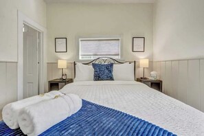 2 Schlafzimmer, Schreibtisch, Bügeleisen/Bügelbrett, Reisekinderbett
