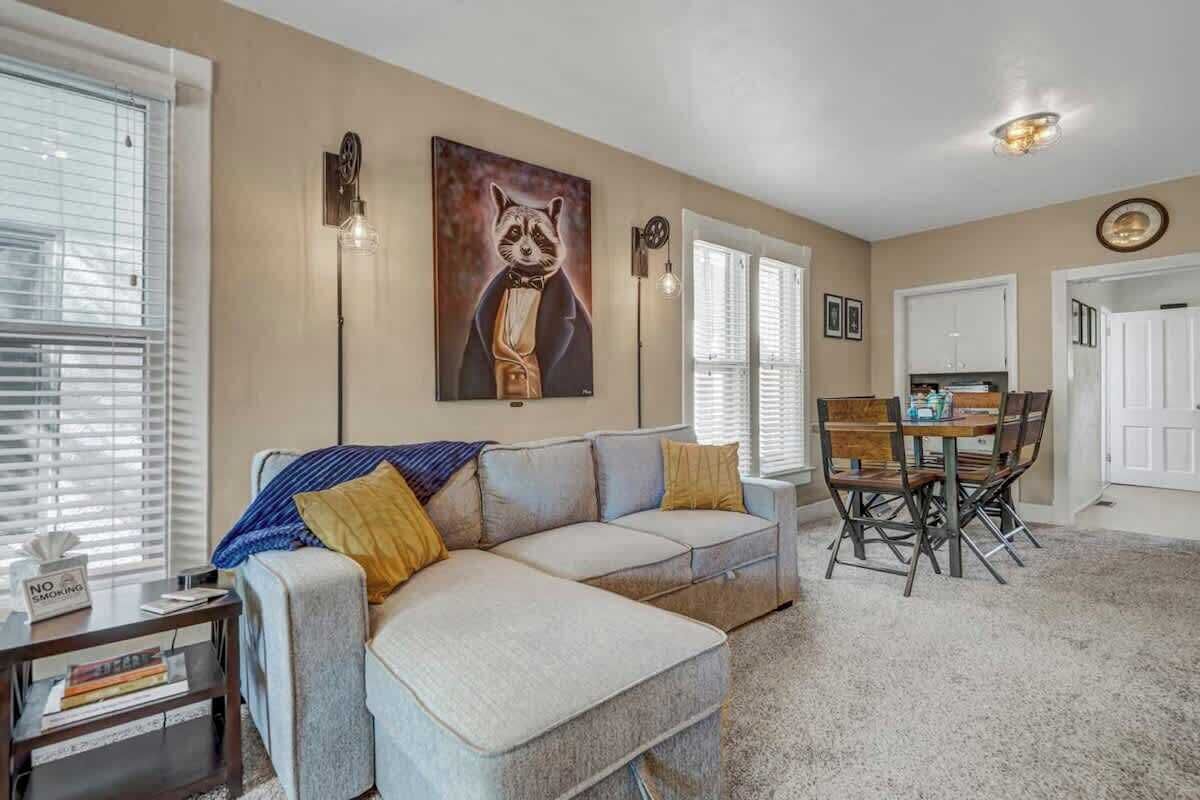 Een televisie, boeken en een kantoor