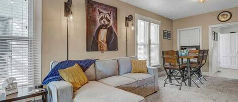 Televisión, libros y oficina