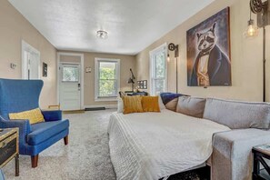 2 bedrooms, desk, iron/ironing board, WiFi