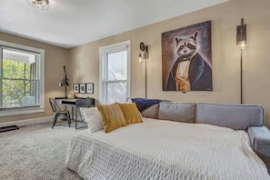 2 slaapkamers, een bureau, een strijkplank/strijkijzer, reisbedje
