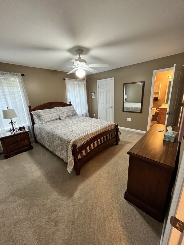 2 habitaciones, escritorio y tabla de planchar con plancha 