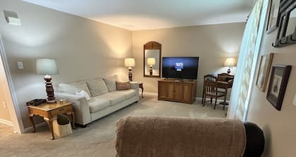 N E W Cozy 2 Bedroom Hermitage in Historic Ashtabula Harbor