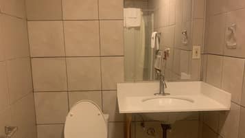 Deep-soaking bathtub, hydromassage showerhead, free toiletries