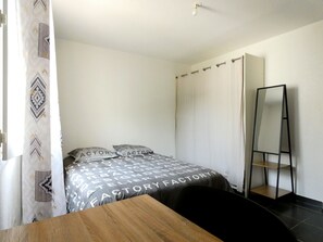 1 bedroom, desk, free WiFi, bed sheets