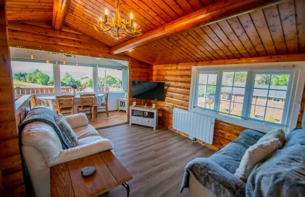 TV - Cosy Log Cabin in Snowdonia with Wi-Fi and BBQ (Bronaber, Blaenau Ffestiniog,)