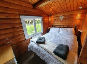 2 bedrooms, iron/ironing board, free WiFi, bed sheets - Cosy Log Cabin in Snowdonia with Wi-Fi and BBQ (Bronaber, Blaenau Ffestiniog,)