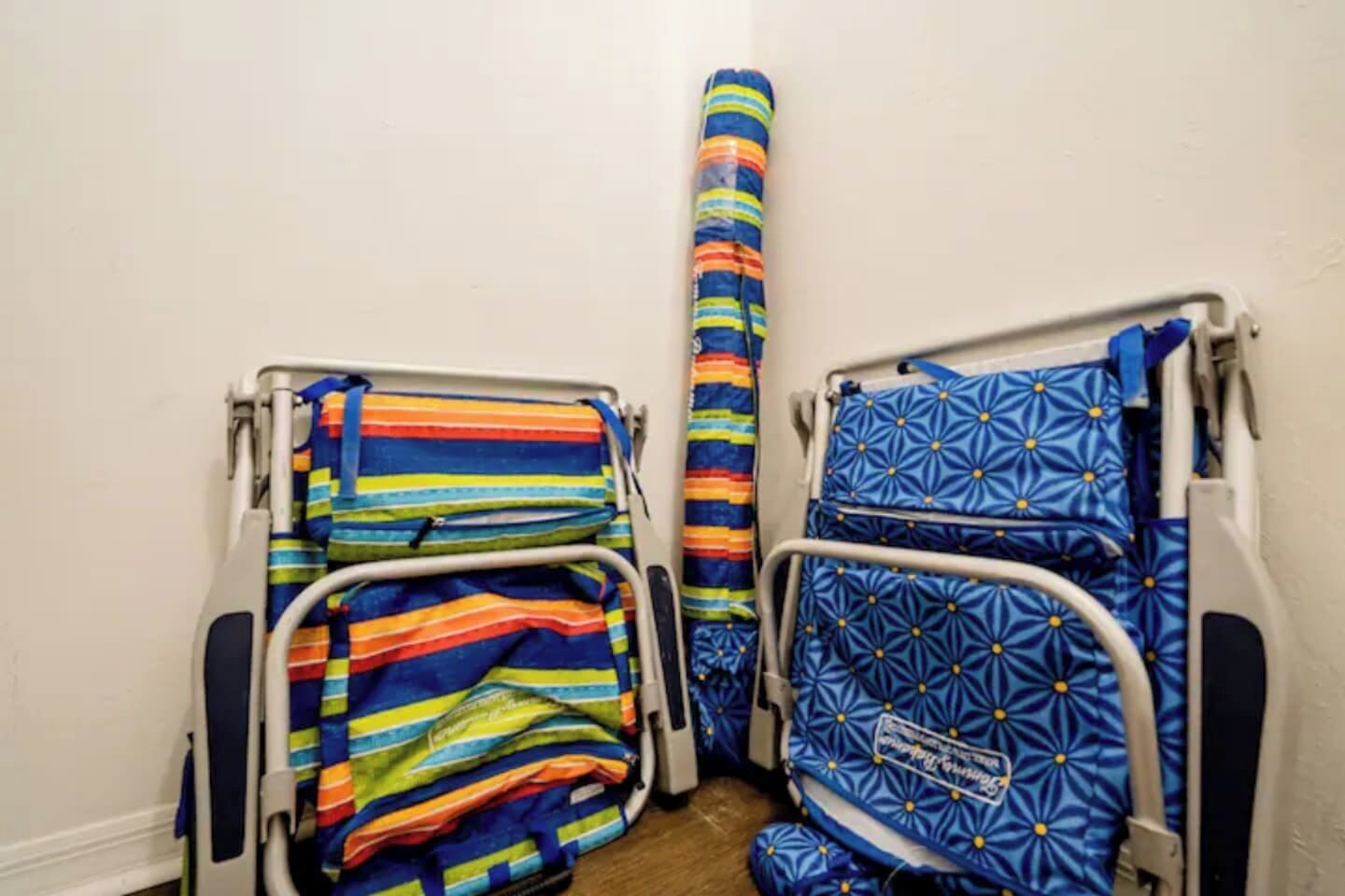 Una stanza con due letti, ognuno con una coperta a fantasia diversa.
