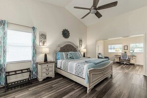 4 bedrooms, desk, iron/ironing board, free WiFi - Private Pool + Fenced Yard | Family Getaway (Lakeland)