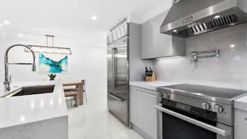 Frigorífic, microones, forn i placa de cuina