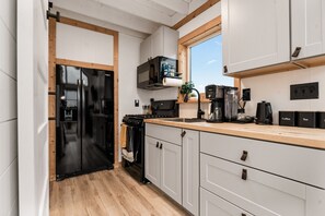 Kühlschrank, Mikrowelle, Ofen, Wasserkocher mit Kaffee-/Teezubehör