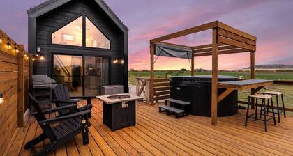 Modern Tiny Cabin, with Hot tub in Choteau MT