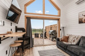 TV, fireplace - Modern Tiny Cabin, with Hot tub in Choteau MT (Choteau)