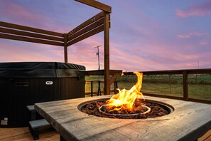 Property grounds - Modern Tiny Cabin, with Hot tub in Choteau MT (Choteau)