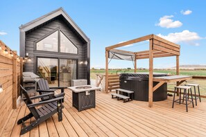 Terrace/patio - Modern Tiny Cabin, with Hot tub in Choteau MT (Choteau)