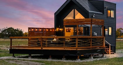 Modern Tiny Cabin, with Hot tub in Choteau MT