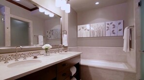 Een bad, een bubbelbad, een haardroger, handdoeken