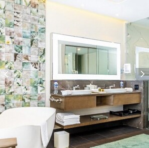 Combined shower/bathtub, bidet, towels, soap