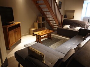 Fernseher, Tischtennisplatte, Bücher