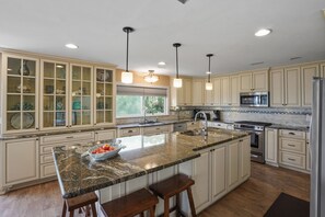 Kylskåp, mikrovågsugn, ugn och spishäll