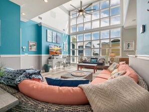 Una televisión, un reproductor de DVD