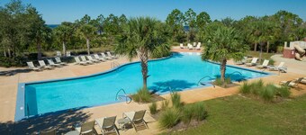 Captain Morgan: Gorgeous Windmark Home- Sleeps 12, Community Pool