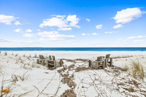 Sweet Escape: Beachfront SJB Home- Sleeps 10, Private Pool!