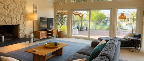 Smart TV, chimenea, videojuegos, reproductor de DVD