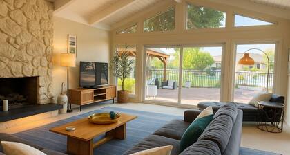 Bayfront Oasis | Deck, Fire Pit, Kayaks – Near Wine Country