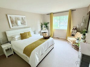 3 slaapkamers, een bureau, een strijkplank/strijkijzer, reisbedje