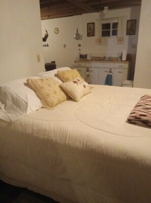 4 bedrooms, iron/ironing board, free WiFi, bed sheets