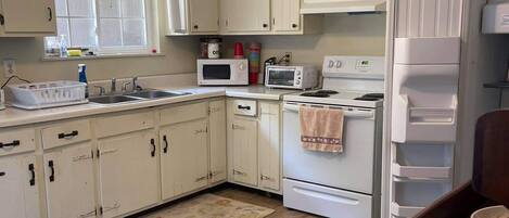 雪櫃、微波爐、焗爐、爐具