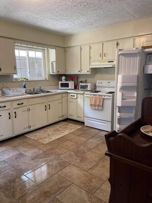 Frigorifero, microonde, forno, piano cottura