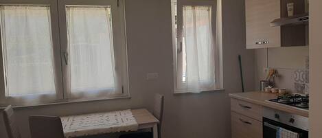 Refrigerador, horno, placa de cocina, cafetera/tetera