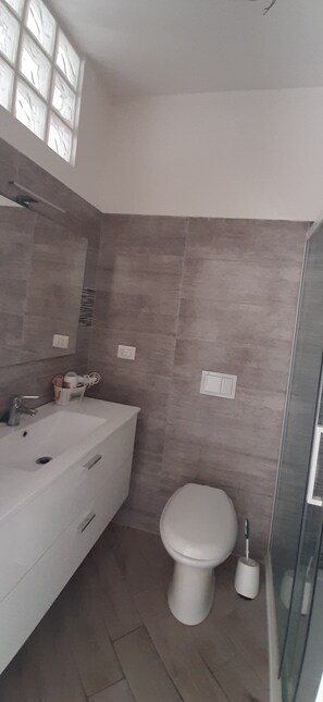 Dusche, Haartrockner, Handtücher, Seife