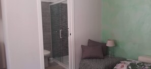 Regadera, secadora de cabello, toallas, jabón 