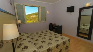 Habitación básica | 1 dormitorio, edredones de plumas, colchones Tempur-Pedic y caja fuerte